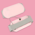 Rosa Huggy Wärmekissen und sein USB-Anschluss.