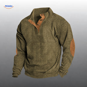IndieWear Cordpullover in Olivgrün mit brauner Knopfleiste und Ellenbogenbesätzen.