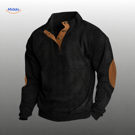 IndieWear Cordpullover in Schwarz mit brauner Knopfleiste und Ellenbogenbesätzen.