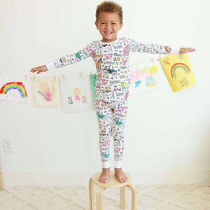 Fröhlicher Junge trägt einen bunten Bauernhof-Pyjama