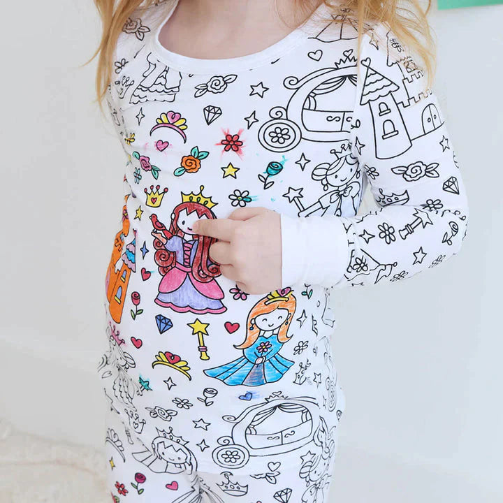 Mädchen koloriert einen ausmalbaren Prinzessinnen-Pyjama.