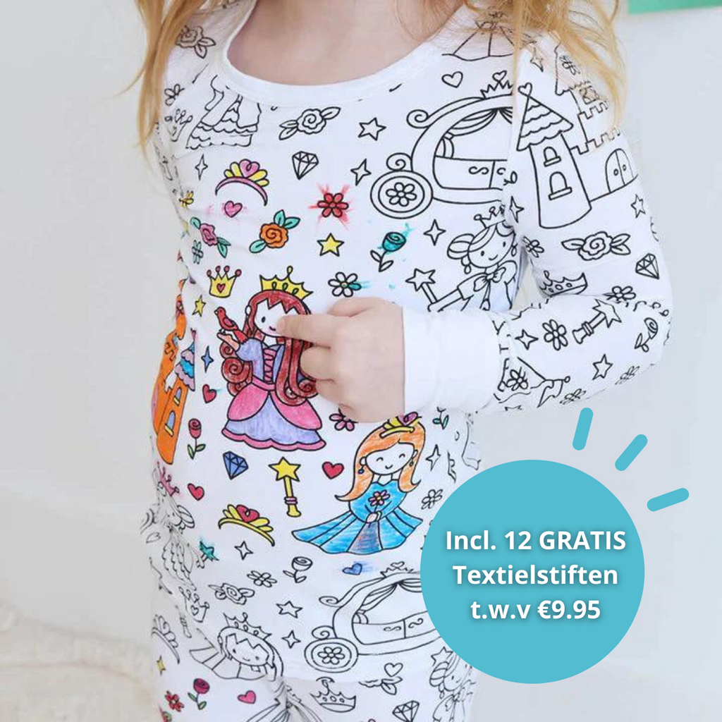 Mädchen trägt einen farbigen Prinzessinnen-Schlafanzug mit kostenlosen Filzstiften.