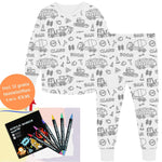 Einfärbbares Arbeitsfahrzeuge-Pyjama mit 12 kostenlosen Textilstiften.