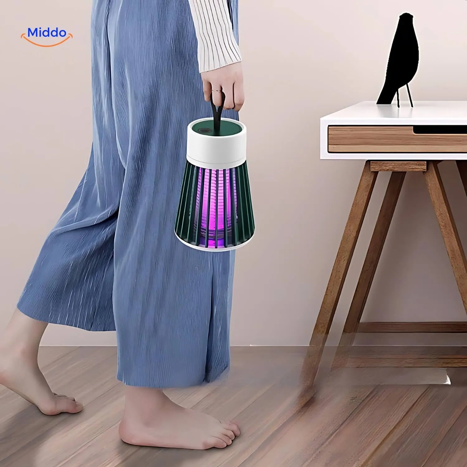 InstaZap™ USB Mücken Tragbare Lampe in einer Frauenhand