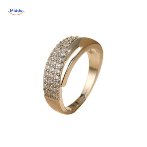 Klassischer Ring mit Strass-Steinchen, freigestellt