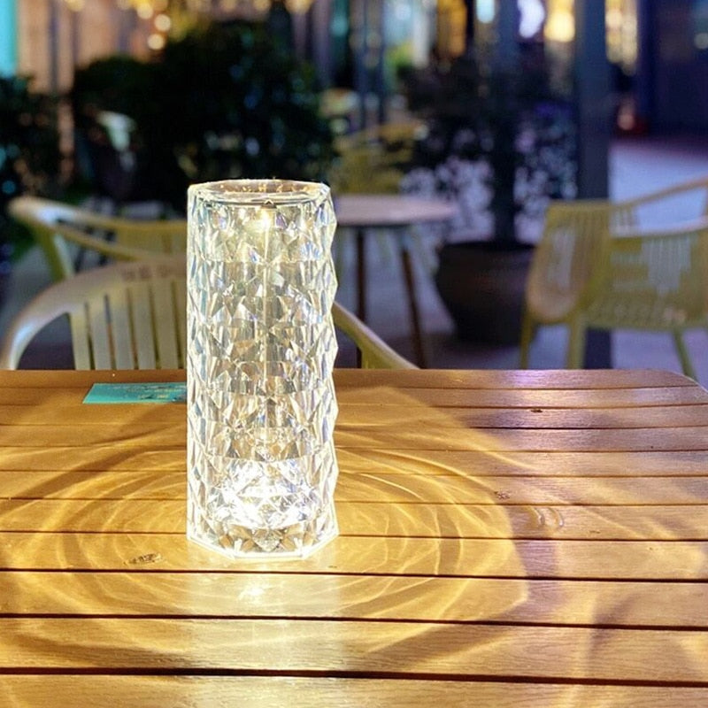 Kristall-Tischlampe mit spezieller 3D-Technologie, elegantes Design.