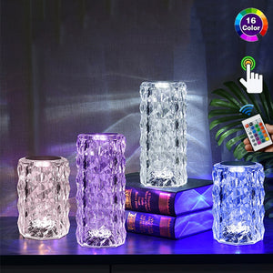 USB-Ladeanschluss einer Kristall-Tischlampe mit elegantem Design