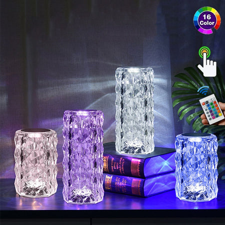 USB-Ladeanschluss einer Kristall-Tischlampe mit elegantem Design.