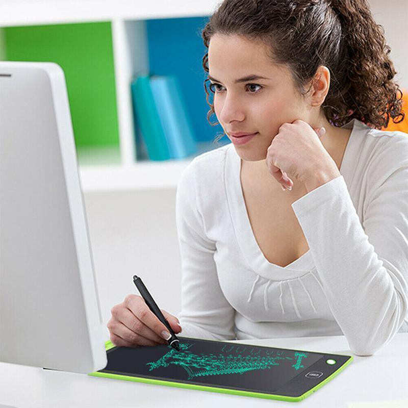 Frau benutzt ein LCD-Schreibtablet am Computer