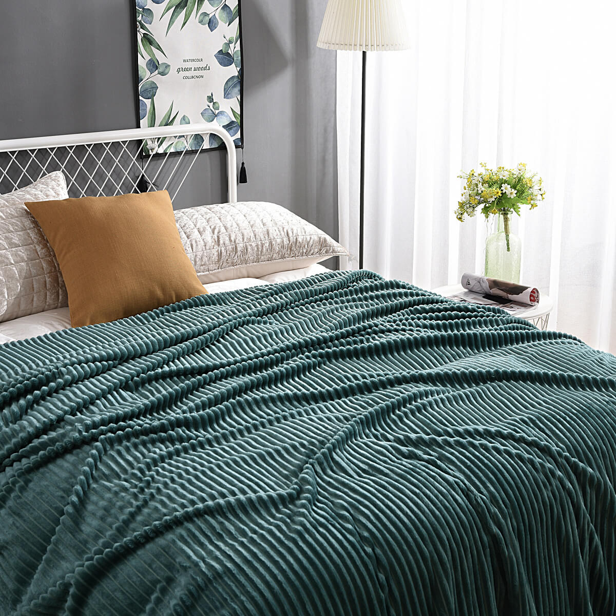 Grüner Samt-Fleece-Teppich auf einem Bett mit Kissen und Gemälde