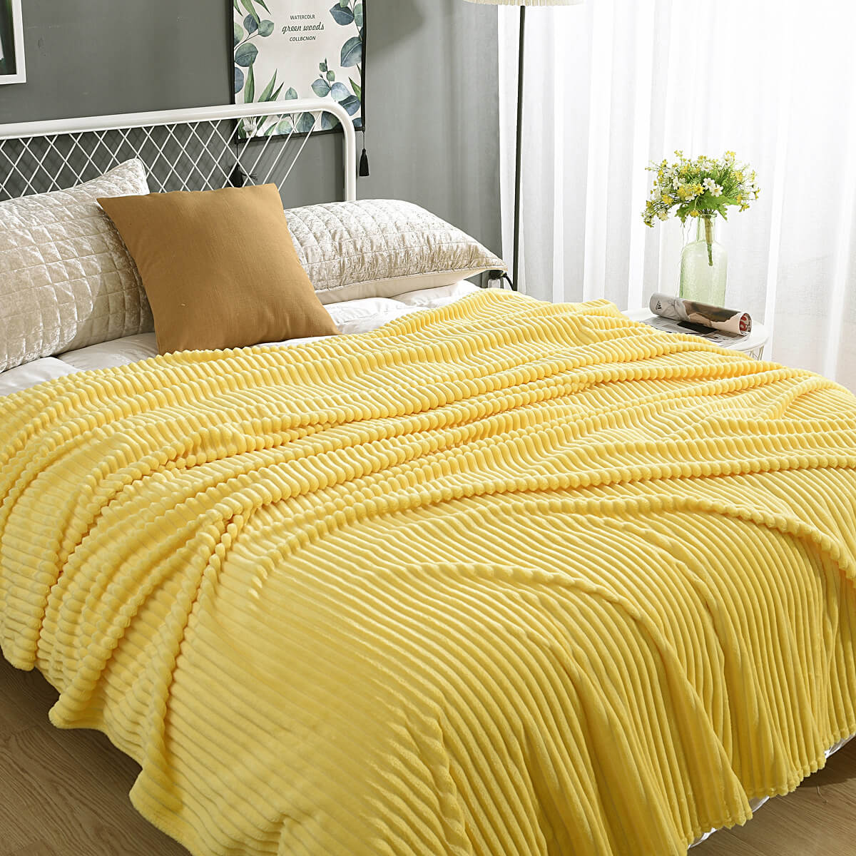 Gelbes samtiges Fleece-Decke auf einem Bett mit weißen und braunen Kissen