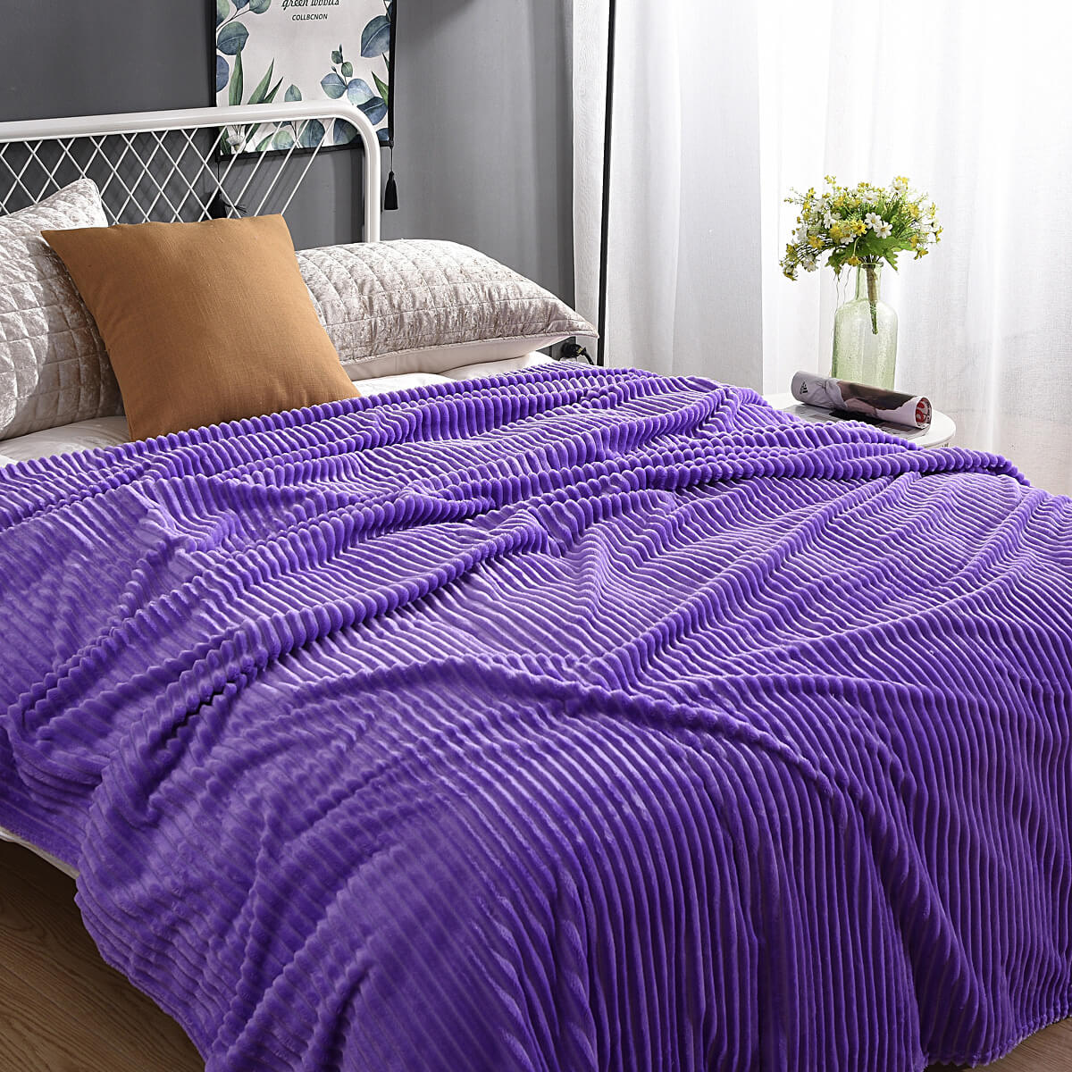 Violettes, samtweiches Fleece-Decke auf einem Bett mit Kissen und Dekoration