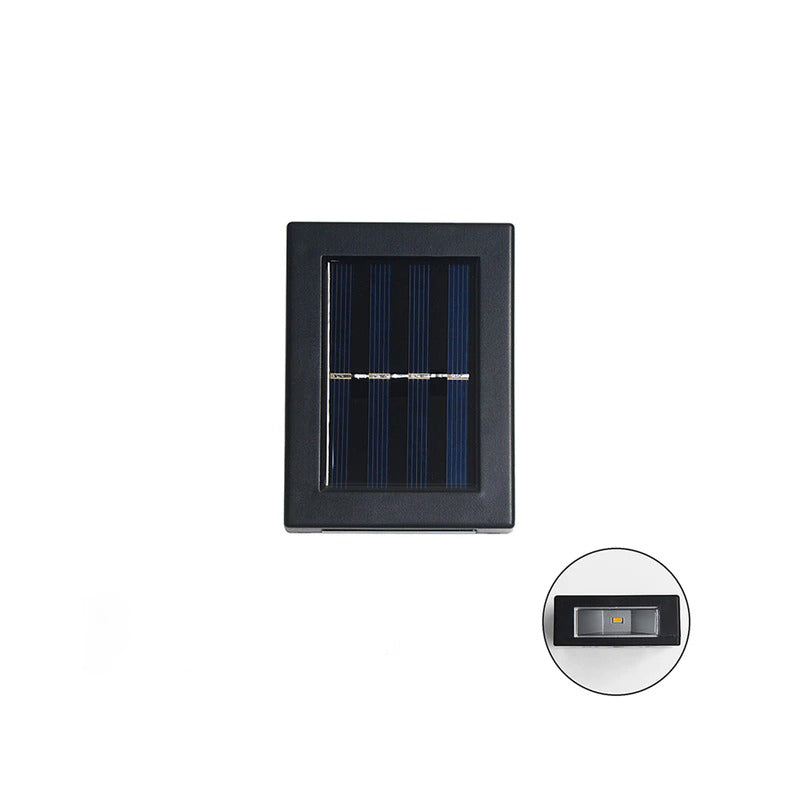 Einzelne Solarpanel Außenlampe mit An- und Ausknopf auf weißem Hintergrund.
