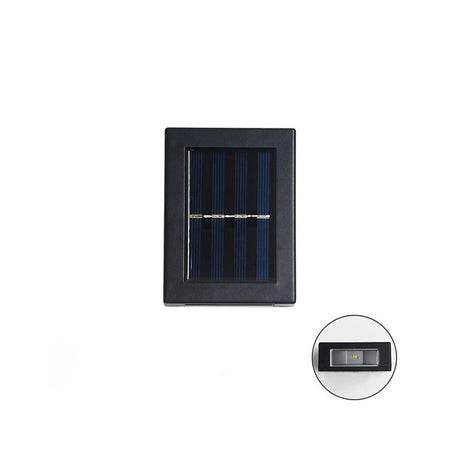 Einzelne Solarpanel Außenlampe mit An- und Ausknopf auf weißem Hintergrund