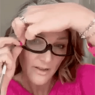 loopex Brille Make-up Brille in Verwendung von Frauen im rosa Pullover www.middo.nl
