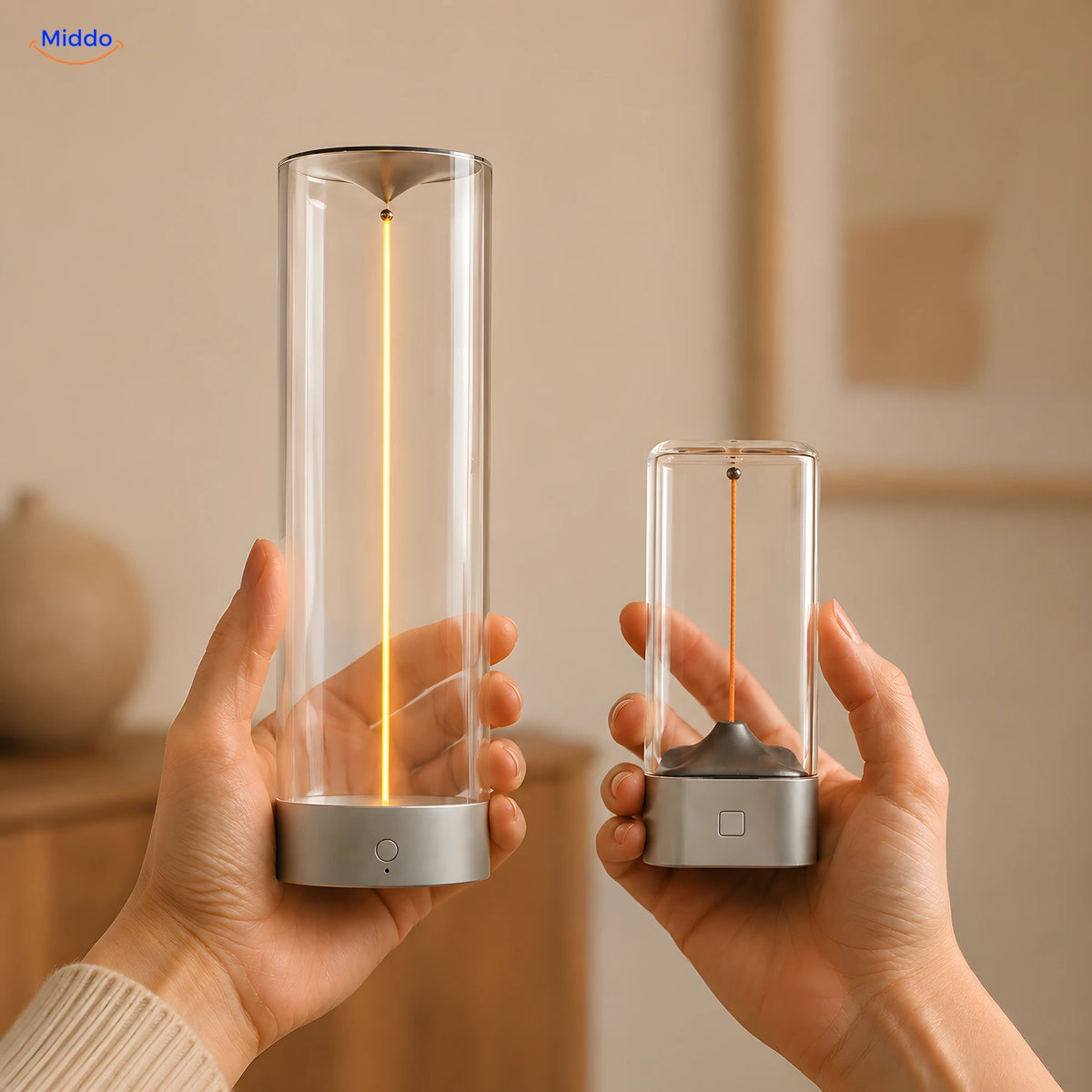Luminex Premium und Kompakt als tragbare Lampen in den Händen middo.de