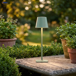 Grüne Lumiset Tischlampe auf einem Gartentisch