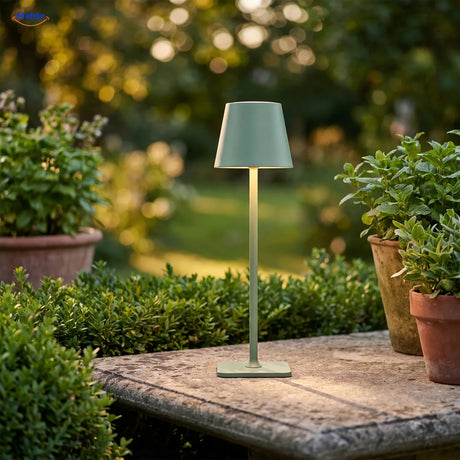 Grüne Lumiset Tischlampe auf einem Gartentisch