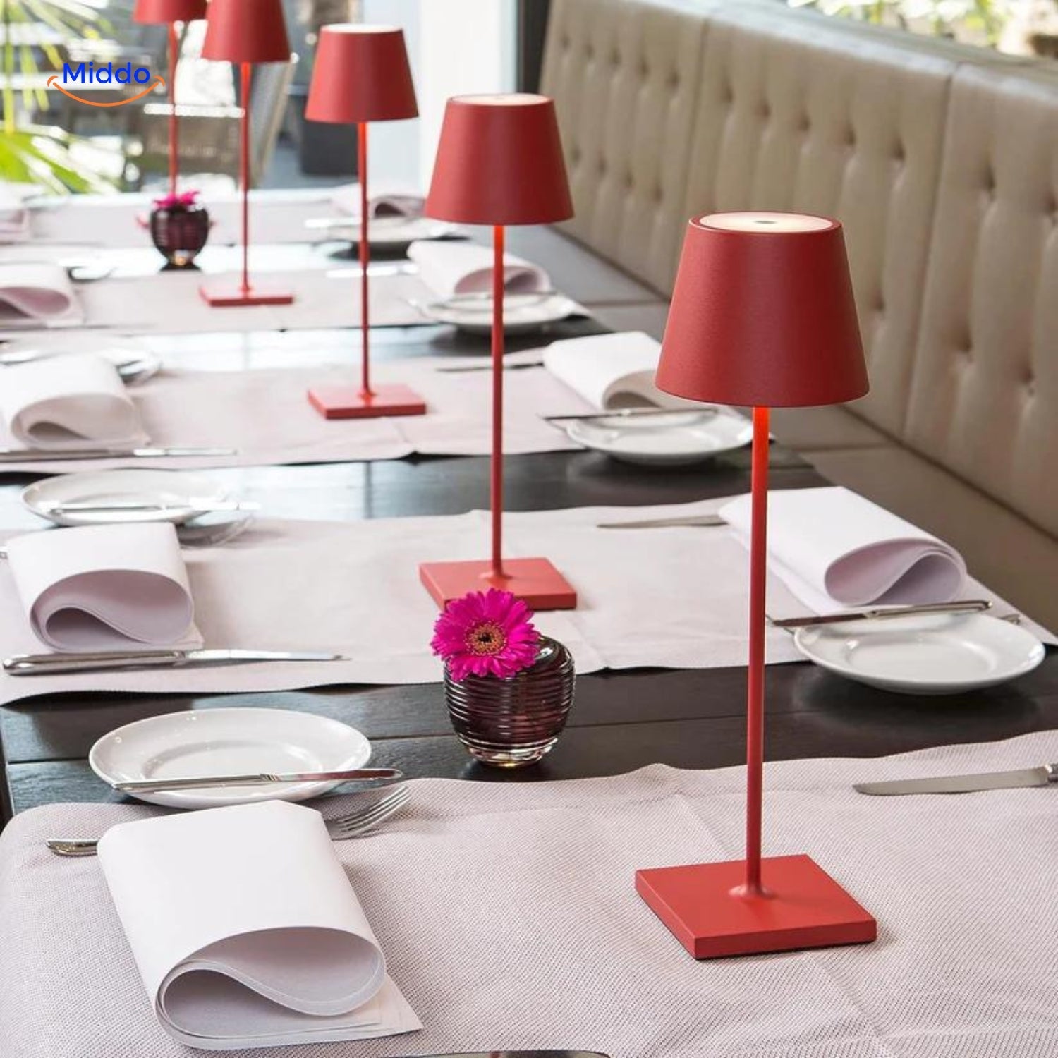 Lumiset Mehrere Rote Tischlampen Auf Einem Tisch