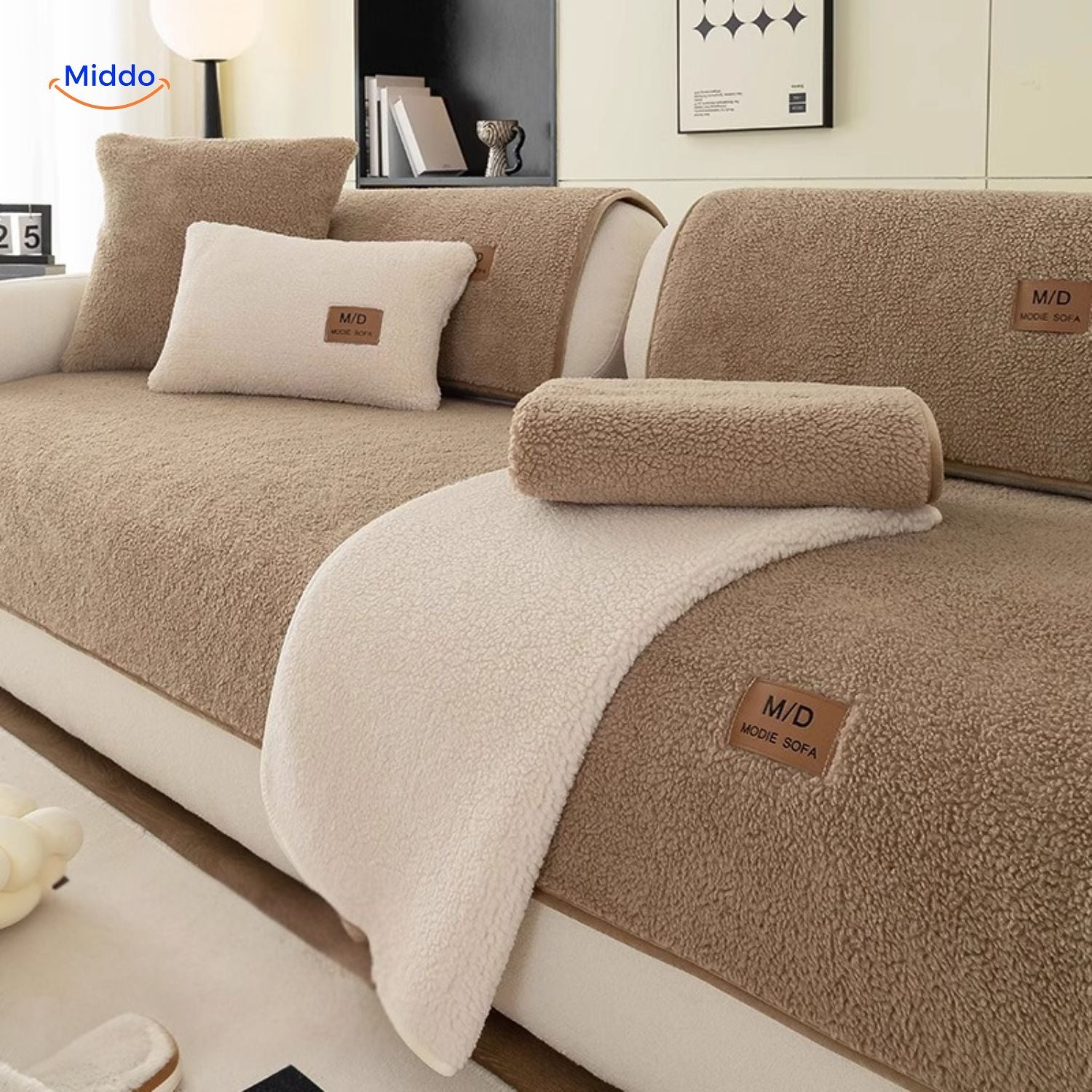 LuxeLamb Sofa Kissen beige Stoff mit weißen Decken