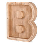 Holz-Alphabet-Sparschwein Buchstabe B, perfekt zum Sparen auf weißem Hintergrund.