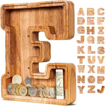 Holz Sparschwein Alphabet Buchstabe E gefüllt mit Münzen und Scheinen.