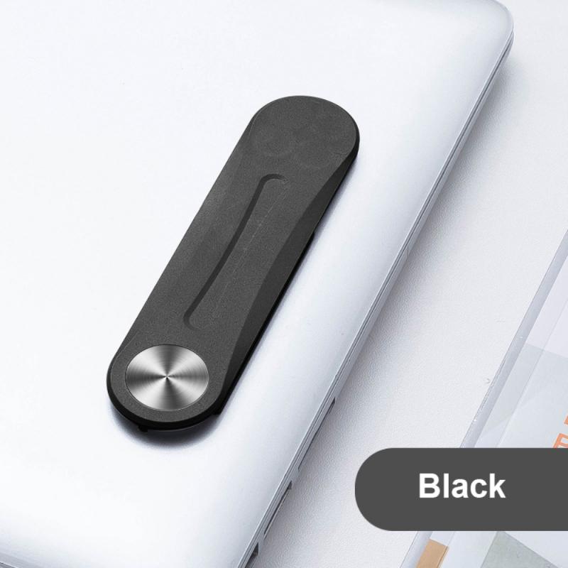Schwarzer magnetischer Clip, der an einem Laptop für die Nutzung des Handys befestigt ist