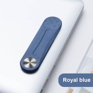 Blauer MagnetClip auf zugeklapptem Laptop