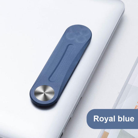 Blauer MagnetClip auf zugeklapptem Laptop