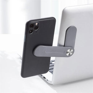 Telefon mit grauem MagnetClip am Laptop befestigt
