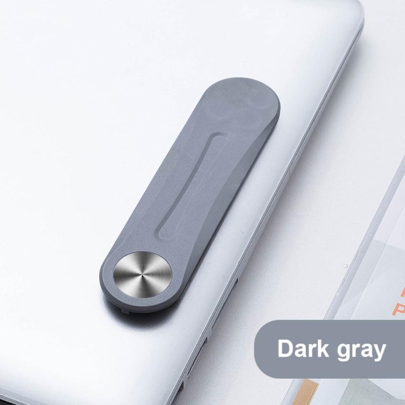 Graue MagnetClip auf zugeklapptem Laptop.
