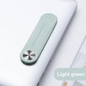 Grüner MagnetClip zusammengeklappt auf dem Laptop