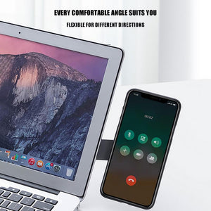 Telefon an Laptop mit aktivem Anruf auf MagnetClip