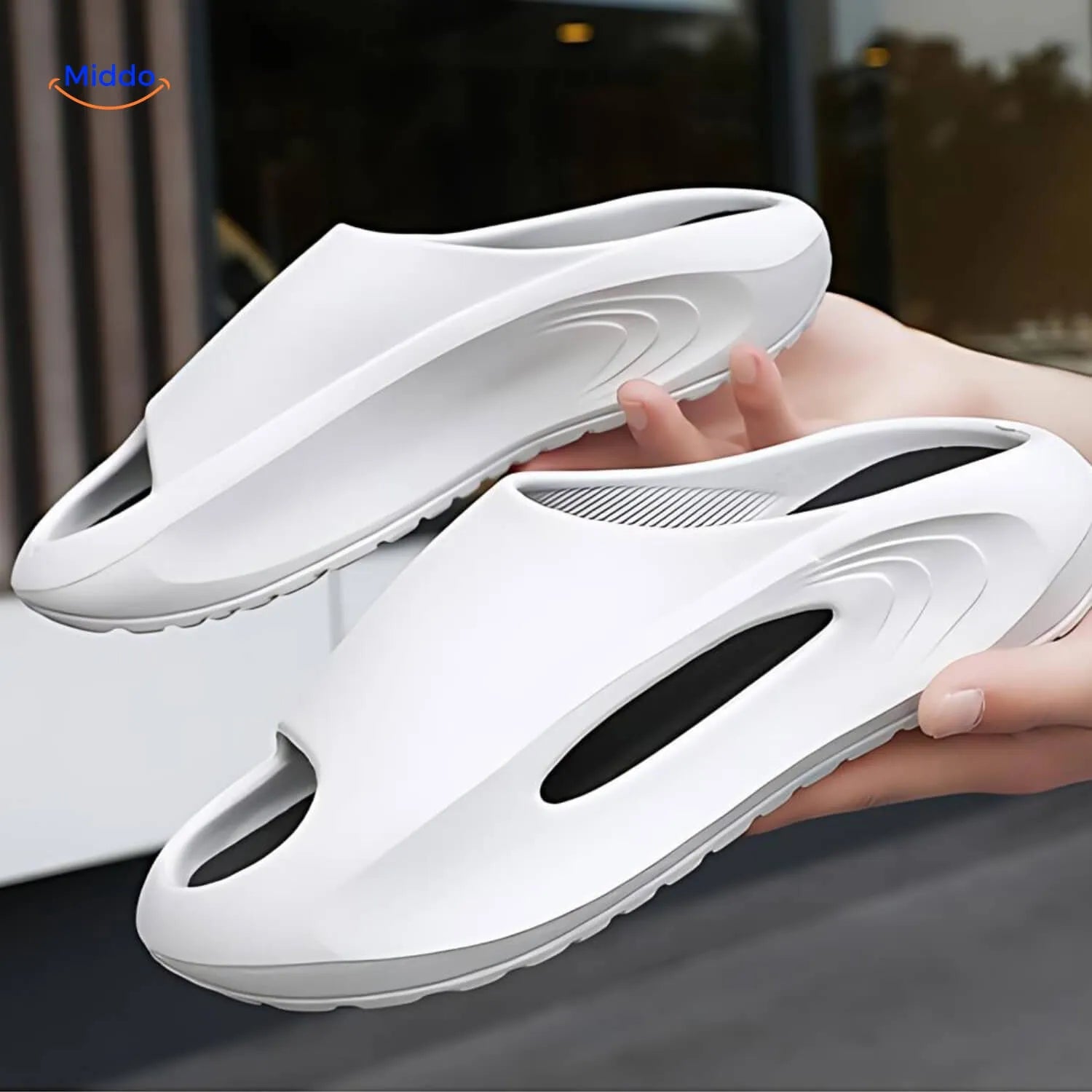 Mann trägt weiße Aerostep Comfort Sportsandalen