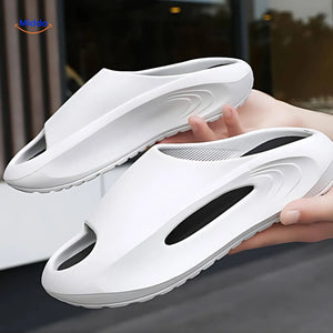 Mann trägt weiße Aerostep Comfort Sportsandalen