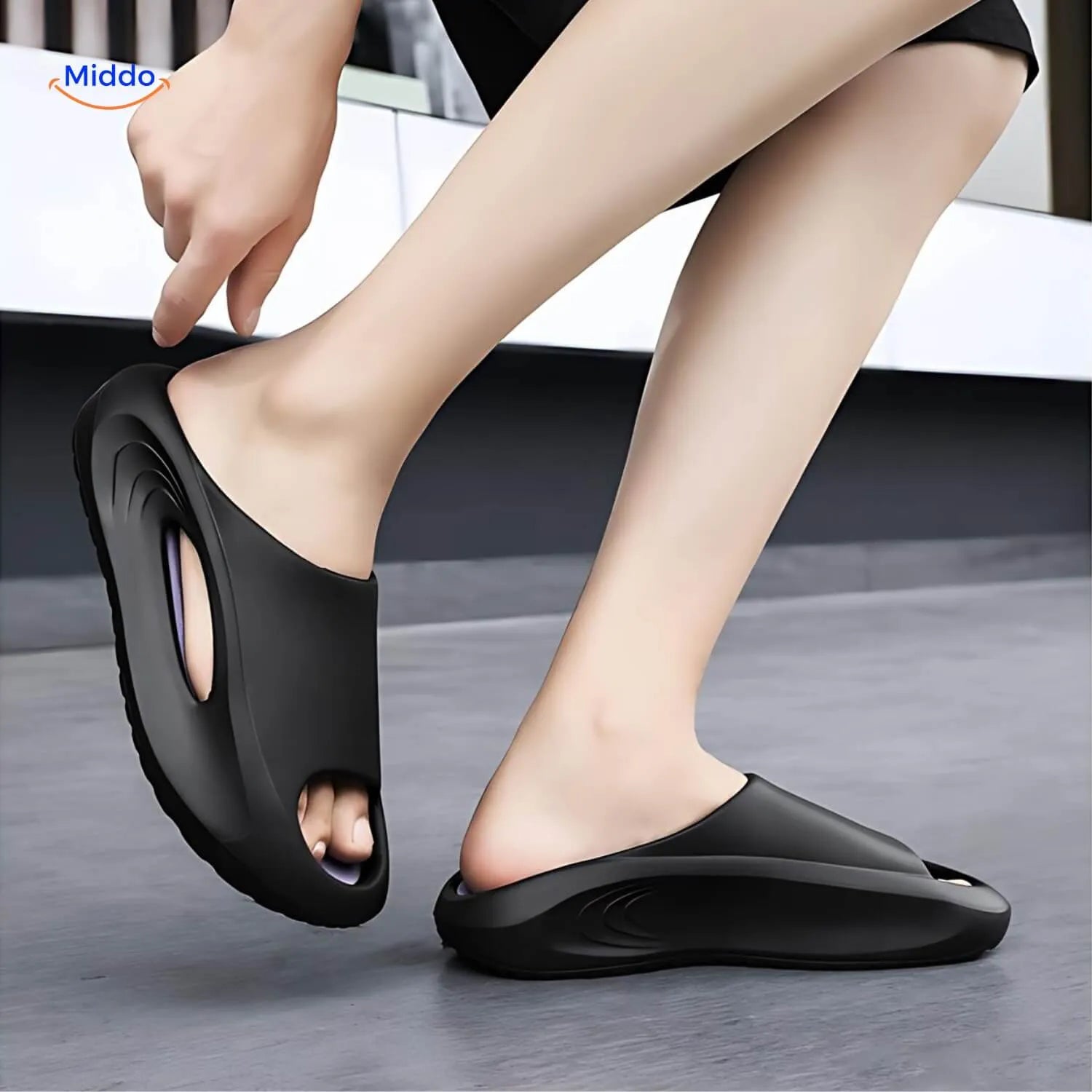 Mann trägt schwarze Aerostep Komfort Sportsandalen