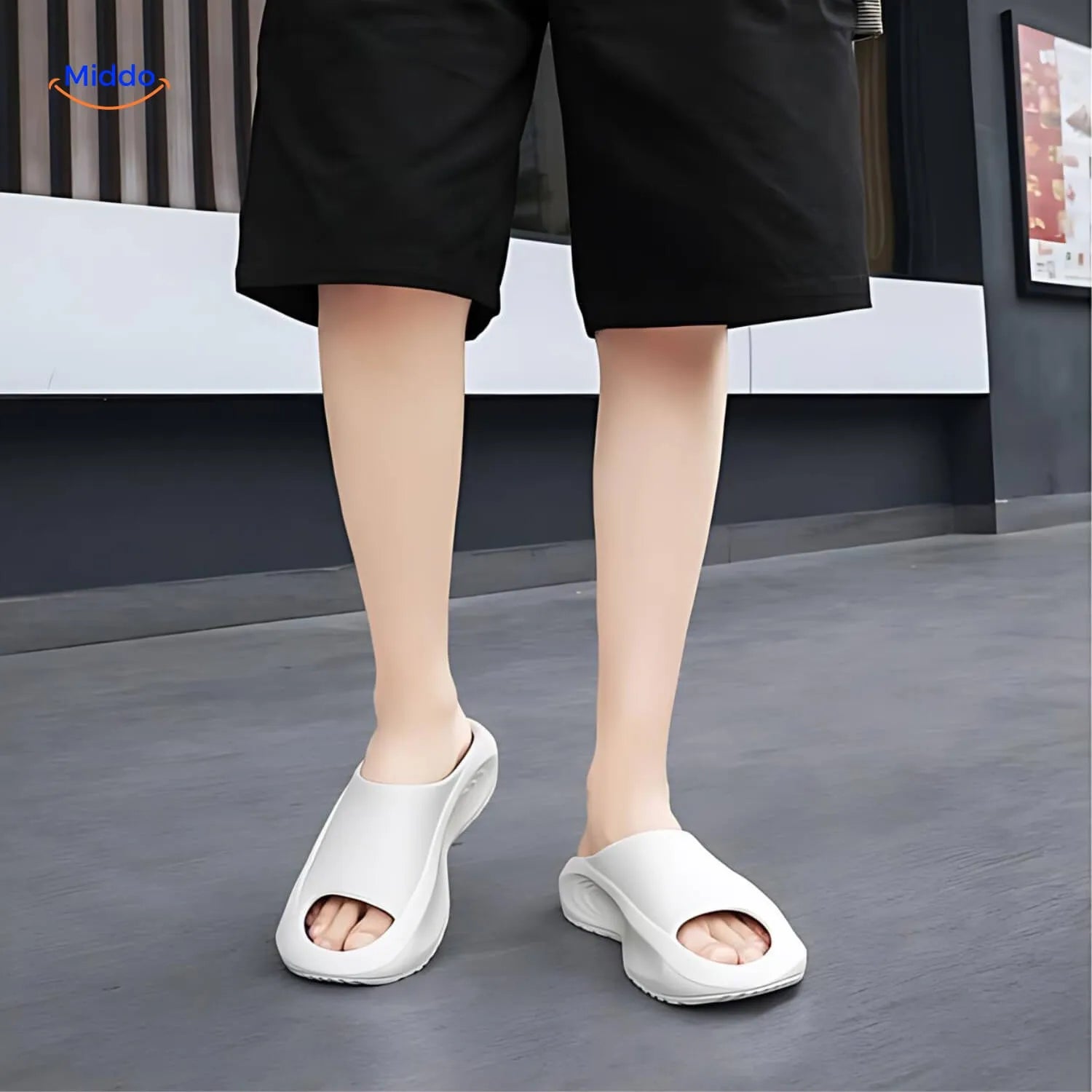 Mann trägt weiße Aerostep Comfort Sportsandalen