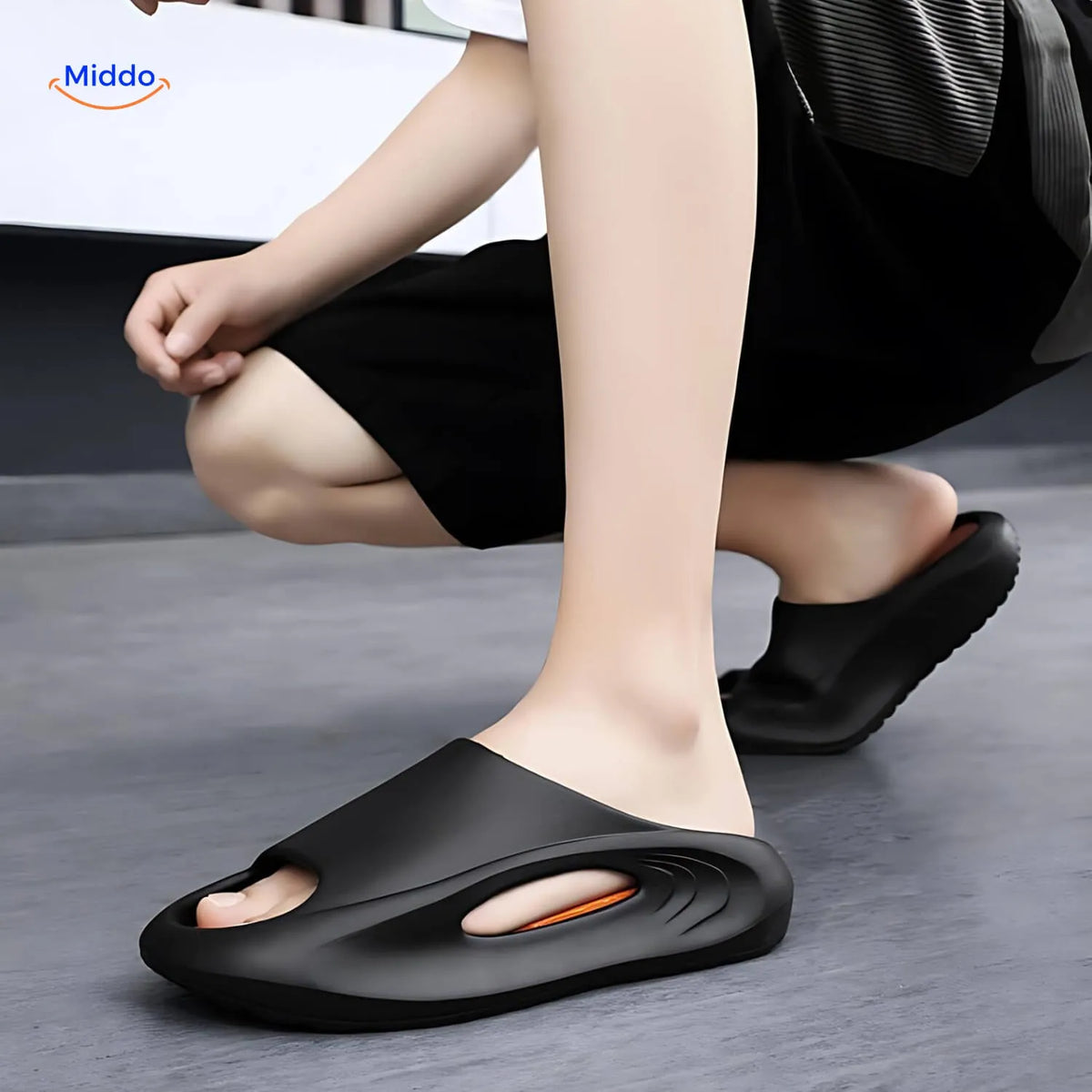 Mann trägt schwarze-orange Aerostep Comfort Sportsandalen