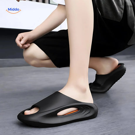 Mann trägt schwarze-orange Aerostep Comfort Sportsandalen