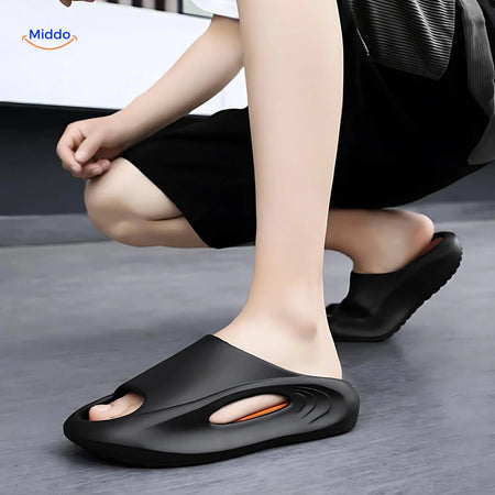 Mann trägt schwarze-orange Aerostep Comfort Sportsandalen