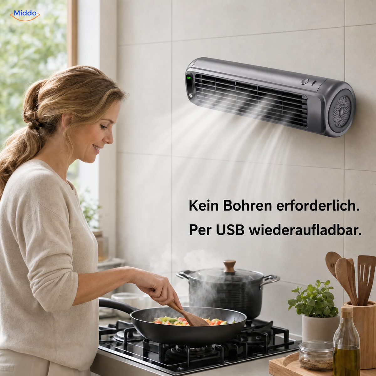 BreezeFlex aufladbarer Wandventilator: graues Modell an der Küchenwand neben einer Frau.