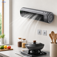 BreezeFlex aufladbarer Wandventilator: graues Modell mit zwei Haken über einer Küchenarbeitsplatte.