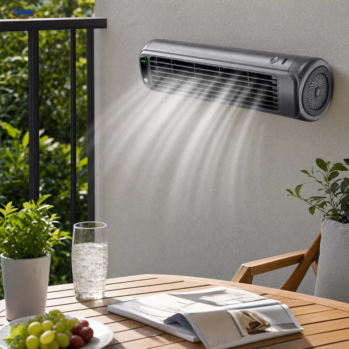 BreezeFlex aufladbarer Wandventilator: graues Modell über einem Esstisch am Fenster.