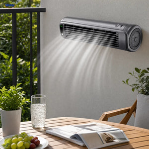 BreezeFlex aufladbarer Wandventilator: graues Modell über einem Esstisch am Fenster.