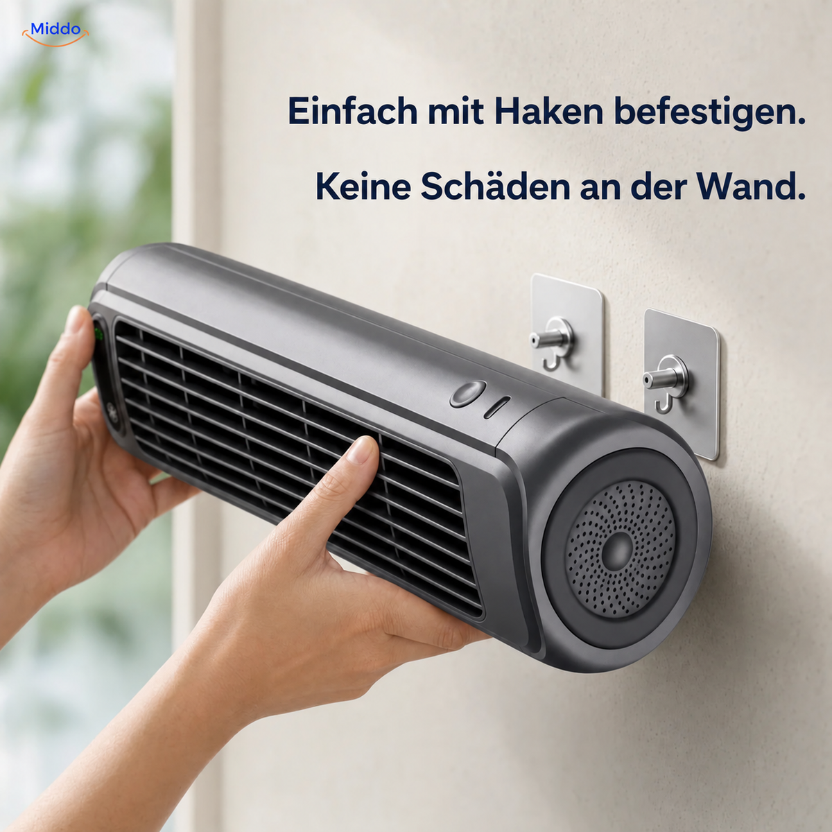 BreezeFlex aufladbarer Wandventilator: Hände beim Einhängen des grauen Modells an zwei Wandhaken.