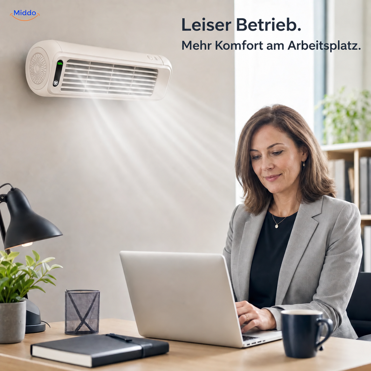 BreezeFlex aufladbarer Wandventilator: weißes Modell an der Wand neben einem Arbeitsplatz.