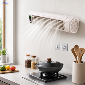BreezeFlex aufladbarer Wandventilator: weißes Modell mit zwei Haken über einer Küchenarbeitsplatte.