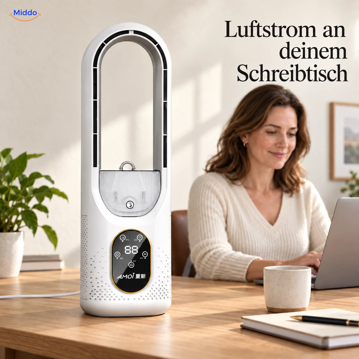BreezeLite USB-Tischventilator: weißes Modell neben einer Frau am Schreibtisch.