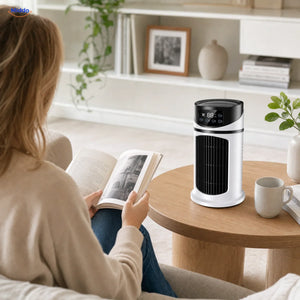 BreezeMist USB-Tischventilator mit Sprühnebel: Frau beim Lesen neben dem Ventilator.