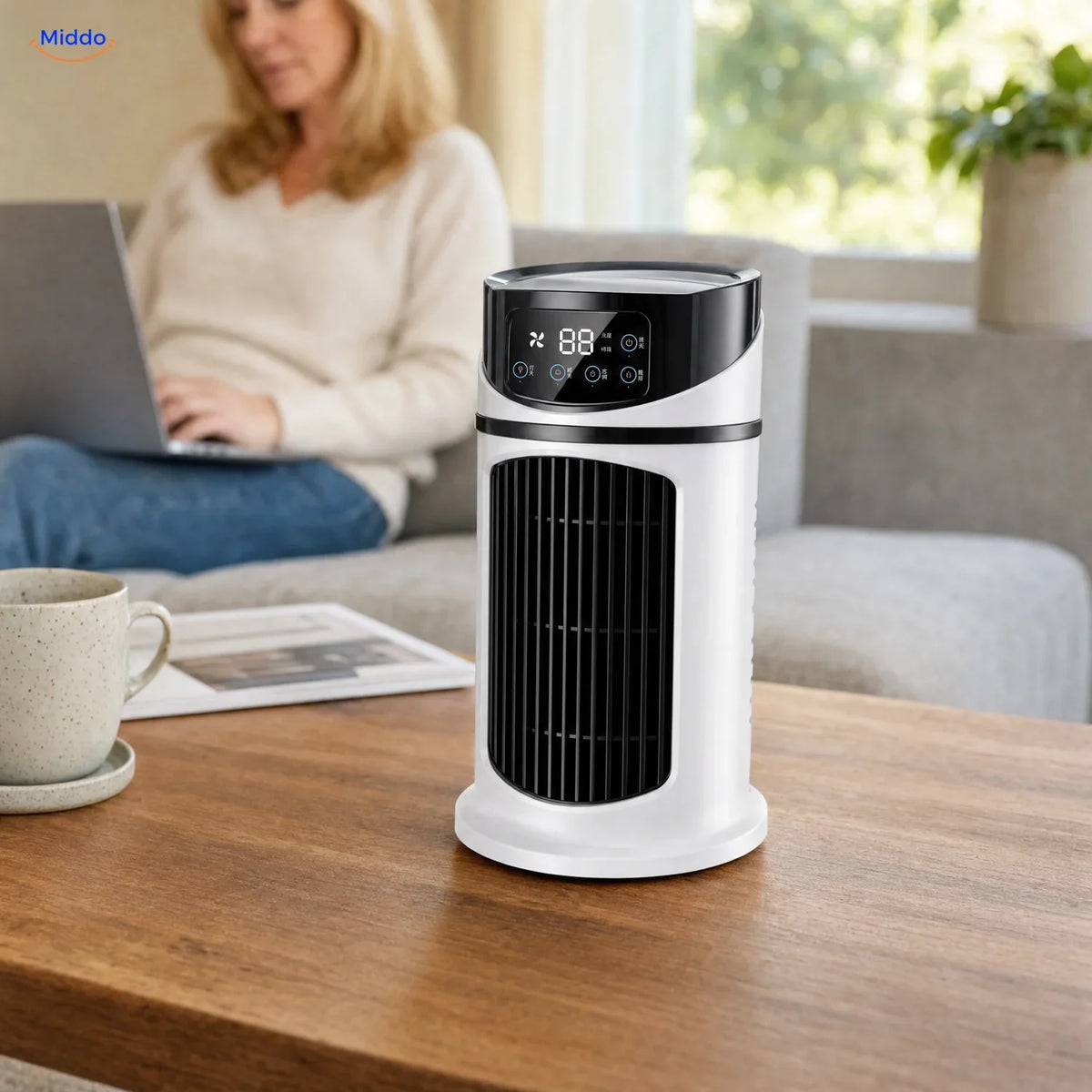 BreezeMist USB-Tischventilator mit Sprühnebel: USB-Modell auf einem Couchtisch neben dem Sofa.